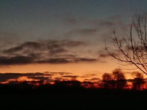 Sonnenaufgang hinter dem Hof