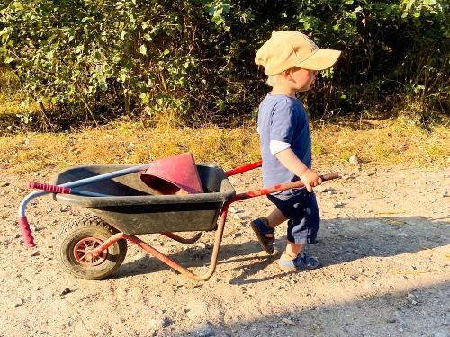 Kind mit Schubkarre Kind mit Schubkarre