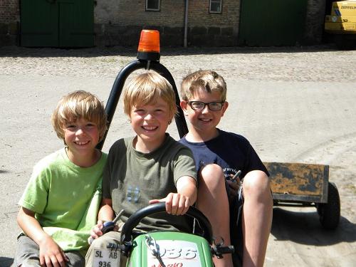 jungsmitkettcar
