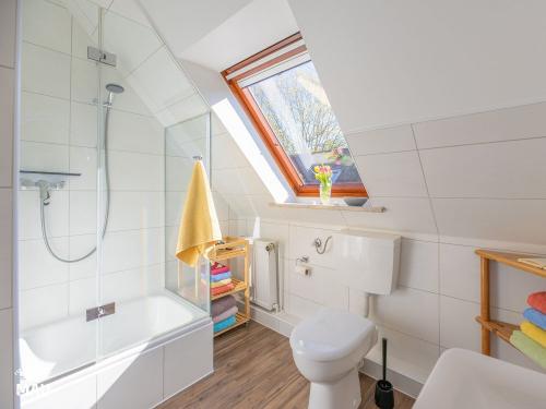 Ferienbauernhof Mau - Haus 1- Bad oben mit Dusche, WC, Waschbecken und Fenster