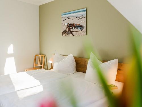 Ferienbauernhof Mau - Haus 1- Das Elternschlafzimmer mit Doppelbett und Smart TV