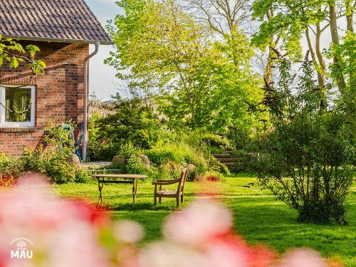 Ferienbauernhof Mau - Haus 1- Der Terrassenblick in den großzügigen und grünen Garten