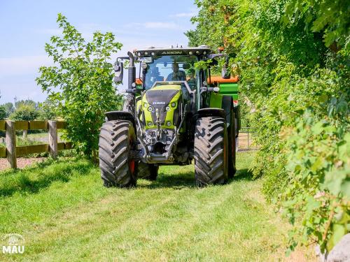 Ferienbauernhof Mau - Haus 1- Ein Trecker aus unserem Fuhrpark