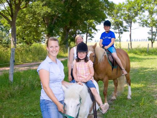 Ponyreiten auf Laila und Mini Ponyreiten auf Laila und Mini