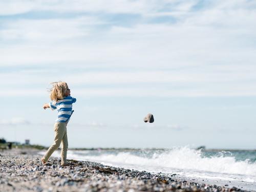 Am Strand spielen