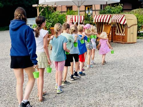 Bauernhofpädagogik begleitet das Tiere füttern Bauernhofpädagogik begleitet das Tiere füttern