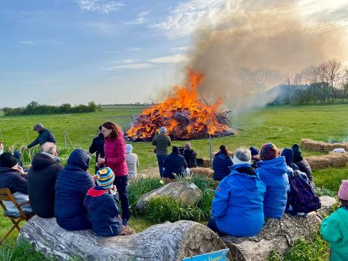 Traditionen feiern - Maifeuer Traditionen feiern - Maifeuer