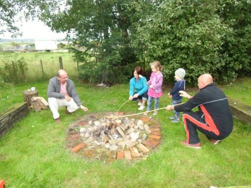 Stockbrotbacken am Lagerfeuer