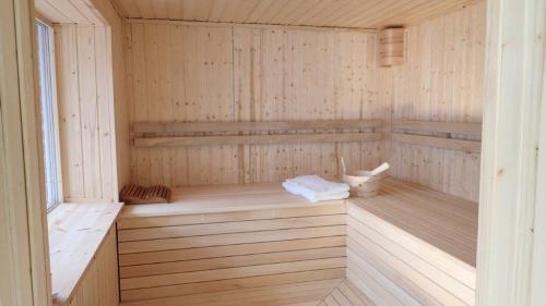 Große Sauna mit verspiegeltem Außenfenster im Wellnessferienhaus