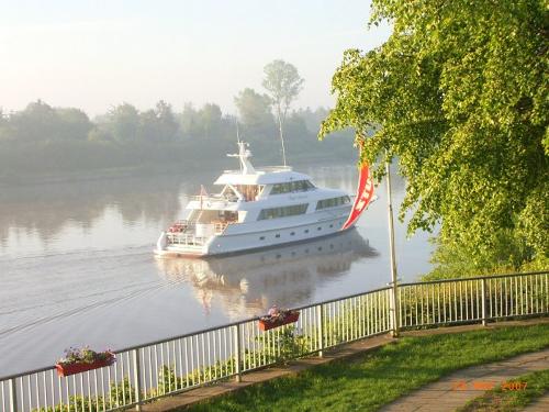Yacht zieht vorbei