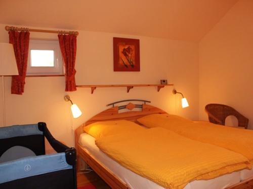 gr.Schlafzimmer mit Doppelbett