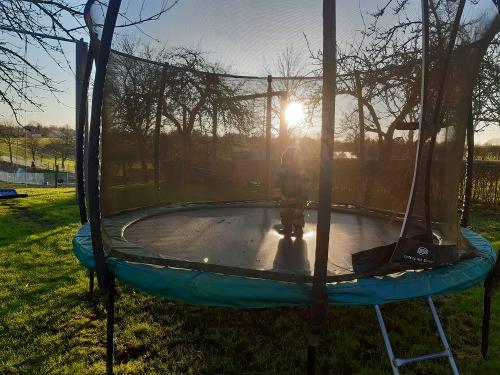 Springen in der Abendsonne