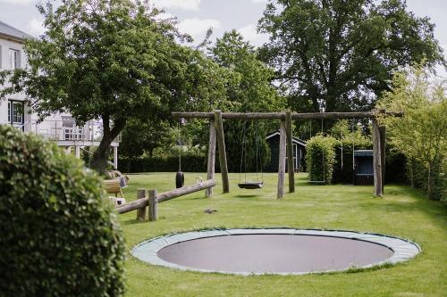 Spielplatz mit Trampolin