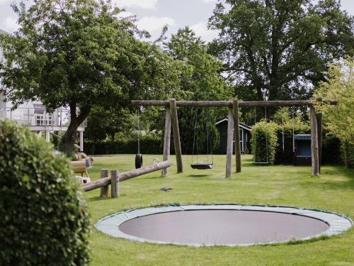 Spielplatz mit Trampolin