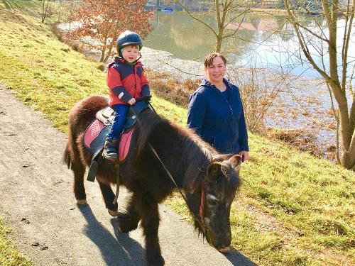 Spaziergang mit dem Pony
