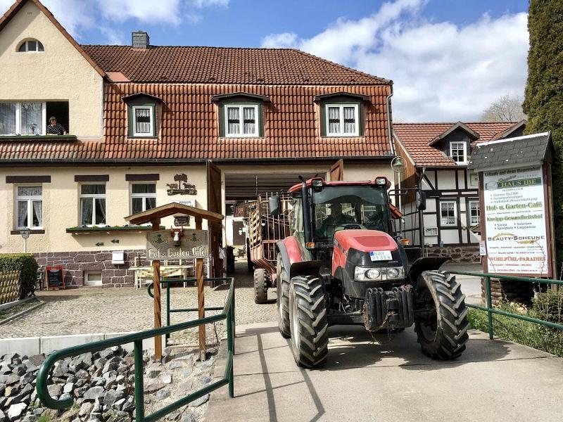 Traktor vor dem Hof