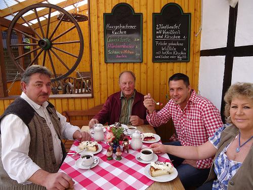 Kaffeerunde im Hofcafé