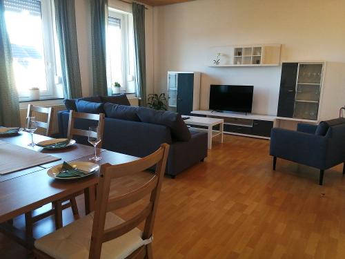 Ferienwohnung: Wohnzimmer mit Esstisch