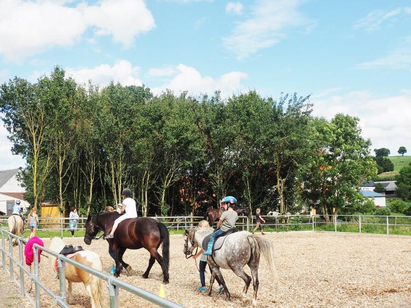 Ponyreiten auf dem Reitplatz