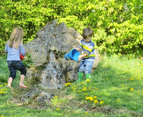 Wasserspiele am Bachlauf
