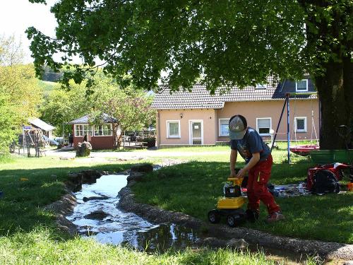 Wasserspiele am Bachlauf