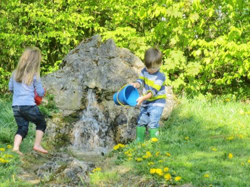 Wasserspiele am Bachlauf