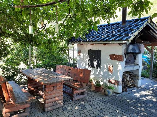 Backhaus im Garten im Weingut Ferres