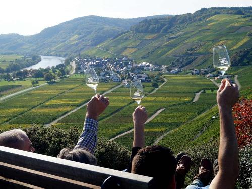 Weingenuss in den Weinbergen mit Blick auf Kesten