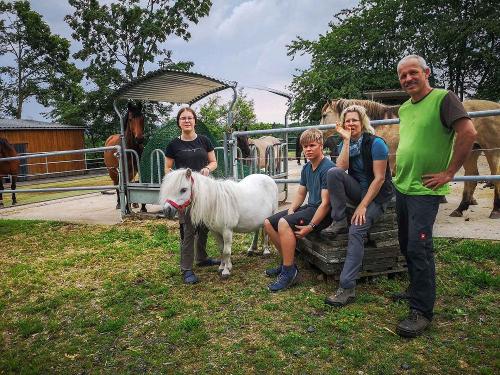 Ihre Gastgeber auf dem Flurhof Fischer