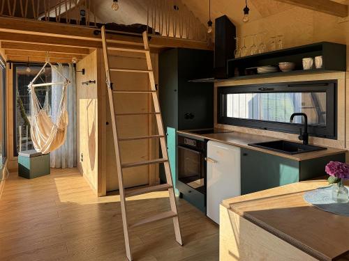 Tiny House - Küchenbereich mit Leiter zur Schlafempore