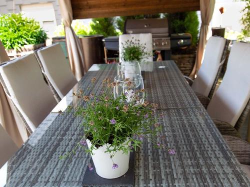 Überdachter Freisitz im Garten mit Grill