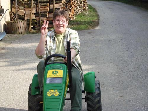Bäuerin Hilde sagt Willkommen auf dem Eichenhof