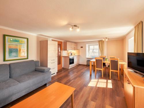 Fewo Grauburgunder: Wohnraum mit Küche Fewo Grauburgunder: Wohnraum mit Küche