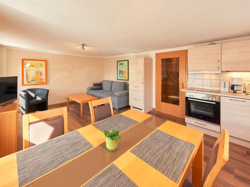 Fewo Grauburgunder: Wohnraum mit Küche Fewo Grauburgunder: Wohnraum mit Küche