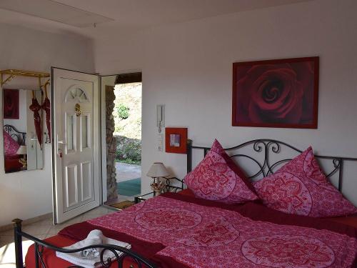 Rosen-Appartement: Wohn-Schlafraum