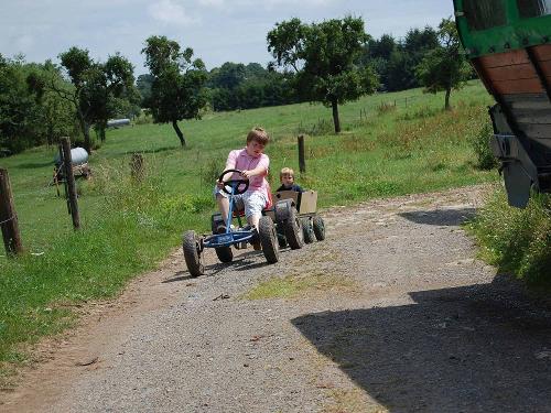 Auf Hoftour mit den Tretfahrzeugen