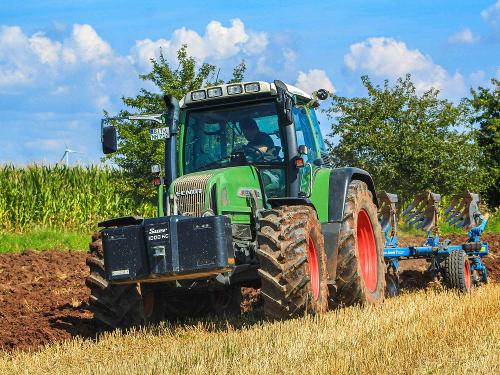 Bewirtschaftung der Felder mit dem Traktor