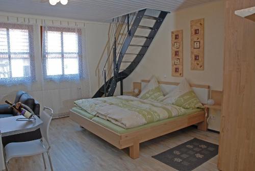 Burgunderwohnung Bett