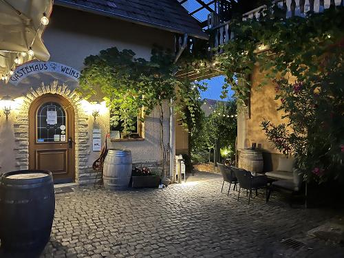 Innenhof Weingut & Gästehaus Janson Innenhof Weingut & Gästehaus Janson