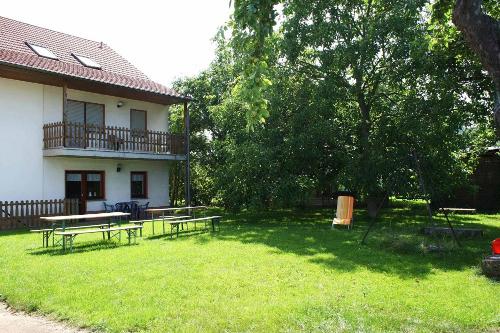 Garten mit Liegewiese an den Ferienwohnungen