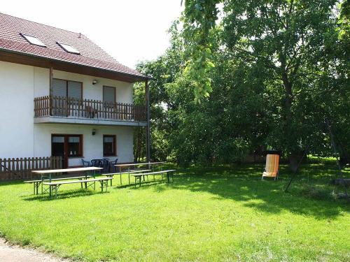 Garten mit Liegewiese an den Ferienwohnungen