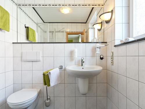 Doppelzimmer mit Dusche & WC im Weingut Kettern Doppelzimmer mit Dusche & WC im Weingut Kettern