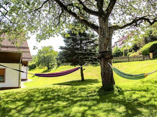 Hängematten im Garten auf dem Ferienhof Kloep