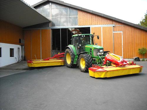Traktor auf dem Ferienhof Kloep in der Eifel