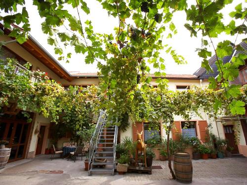 Innenhof im Weingut & Gästehaus Klohrer Winzerhof