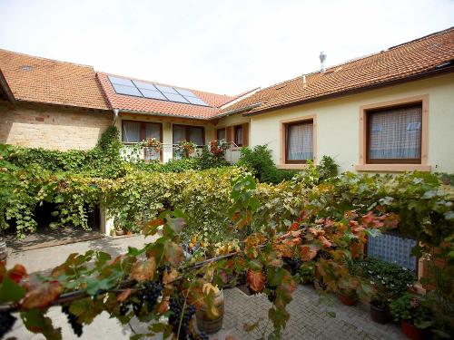 Innenhof im Weingut & Gästehaus Klohrer Winzerhof