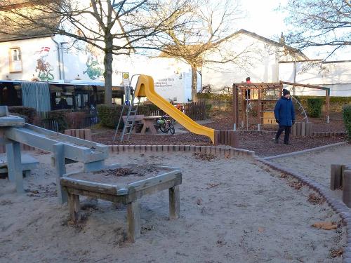 Spielplatz neben dem Hof