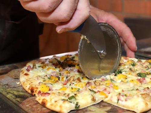 Pizzaabend mit Pizza aus dem Holzbackofen