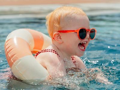 Kinderschwimmen im Pool