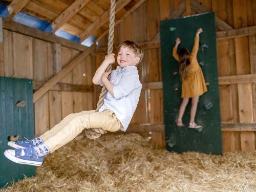 Spielscheune auf dem Hof Hardthöhe am Mittelrhein